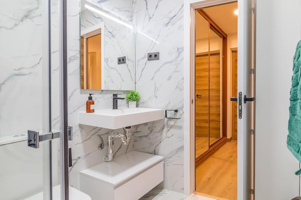 Apartamento Reformado Y Tranquilo Junto A Gran Via มาดริด ภายนอก รูปภาพ